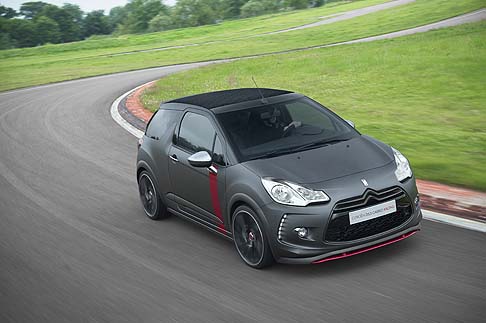 Citroen - Si segnalano la vernice grigio Moondark mat con texture goffrata, insieme ai cerchi da 19 pollici nero lucido e inserti Black Chromes sulle maniglie, sulla modanatura del bagagliaio e sui retrovisori. width=