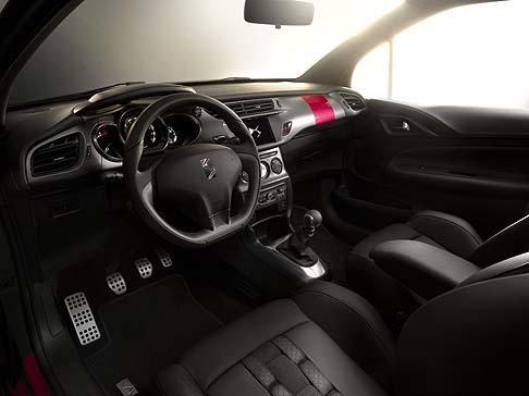Citroen - La tecnologia di Citroen Racing si esprime anche con il kit in carbonio, il sistema frenante e il collegamento al suolo specifici.  width=