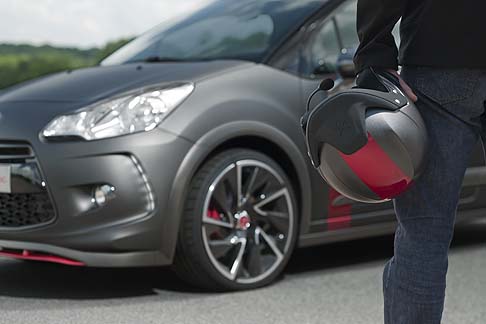 Citroen - A bordo, la Citroen DS3 Cabrio Racing prevede la disponibilità di tre materiali: Nappa pieno fiore, pelle con trama DS in rilievo e Alcantara. width=