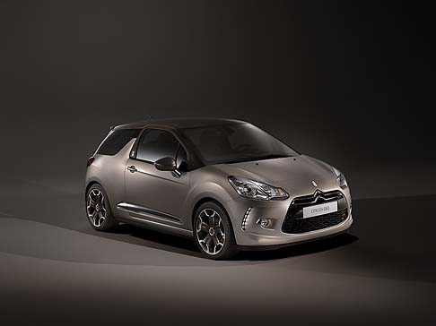 Citroen - Degna rappresentante della classe tipicamente transalpina, la limited edition Citroen DS3 DS World Paris “ è nata per celebrare il DS World Paris,” come dichiara Thierry Metroz, Responsabile Stile DS.  width=