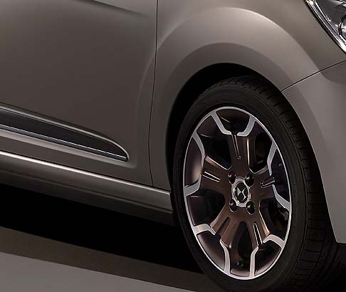 Citroen -  Citroen DS3 DS World Paris sfoggia una elegante livrea dalla tonalità grigio cenere mat abbinata a cerchi da 17 pollici dall’effetto diamantato. width=