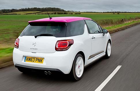 Citroen - Quattro le motorizzazioni offerte in catalogo. Troviamo per la DS3 DStyle Pink un motore VTi da 120 CV e un efficiente diesel e-HDi 90 Airdream dalle emissioni pari a 95 g/km di CO2 width=