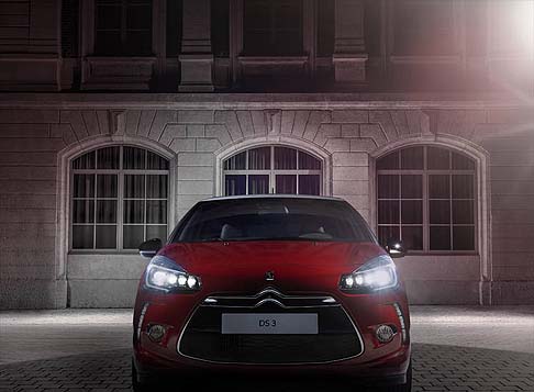 Citroen - Novità in arrivo per la gamma transalpina DS, che vede l’aggiornamento dei modello DS3, sia in versione berlina che cabrio, con l’ingresso di nuove funzionalità e tecnologie. width=