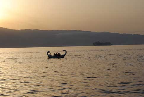 Reggio Calabria - Inbarcazione del comune di Amalfi sullo sfondon una nave da crocera e la vicina Sicilia width=