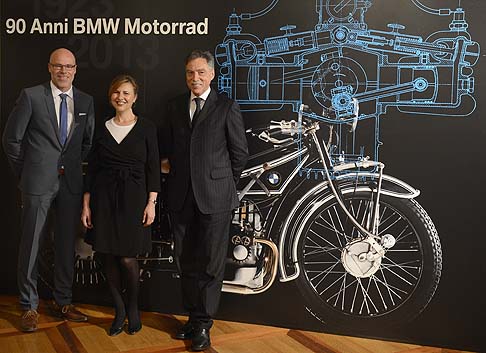 BMW - La cornice è quella meravigliosa del lago di Como, scenario di grande fascino dove si contendono il primato della bellezza anche le concept car e i prototipi, attraverso un filo invisibile che lega il passato dell’automotive ad una visione più moderna. width=