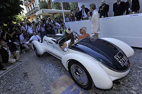 Alfa Romeo - Celebre per i successi ottenuti durante la leggendaria Mille Miglia e in altre competizioni sportive, la vettura era guidata dal collezionista milanese Corrado Lopresto, noto per la sua straordinaria collezione di vetture storiche. width=