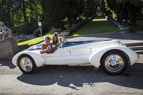 Alfa Romeo - L’Alfa Romeo in concorso, nata con carrozzeria Zagato, fu acquistata nel 1938 dalla carrozzeria Aprile di Savona al prezzo di 4.000 lire e poi trasformata con una speciale carrozzeria areodinamica disegnata da Mario Revelli de Beaumont.  width=