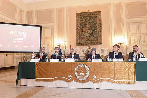 Enjoy - Conferenza stampa Enjoy per il Car Sharing a Catania, da sisitra verso destra: Ernesto Sicilia (Trenitalia), Stefano Cesini (FCA), Salvatore Sardo (Eni), Sindaco di Catania Enzo Bianco, Luca Sacchi (Piaggio) e Giuseppe Macchia (Eni)