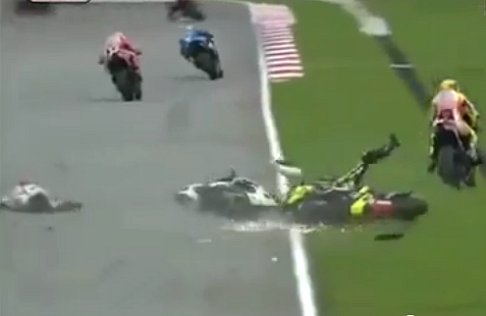 Marco Simoncelli - Crash per il giovane pilota italiano Marco Simoncelli muore all´età di 24 anni width=