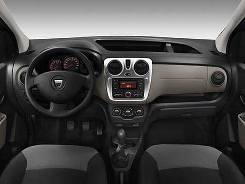 Dacia - News Dacia Dokker 2012 interni con accessori moderni e tecnologici come il sistema multimediale Media Nav, composto da un grande touch screen 18 cm, equivalente a 7 pollici, navigatore, radio, connettività e telefonia Bluetooth width=