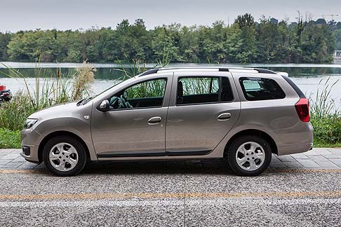 Dacia - Le generose dimensioni esterne (4,49 m di lunghezza) annunciano una capacità di carico da primato. L’auto offre un volume di vano bagagli di 573 litri in configurazione 5 posti e la possibilità di trasportare oggetti fino a 2,7 m di lunghezza. width=