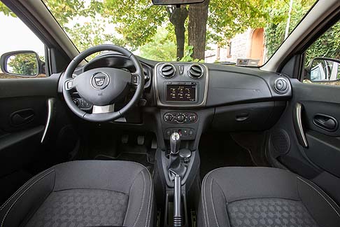 Dacia - Si parte dagli 8.900 euro della versione Ambiance abbinata al motore 1.2 75 CV (10.050 euro nella versione Laureate) fino ai 12.050 euro dell’allestimento top di gamma Laureate 1.5 dCi 90 cv 11.250 euro nella versione Ambiance).  width=