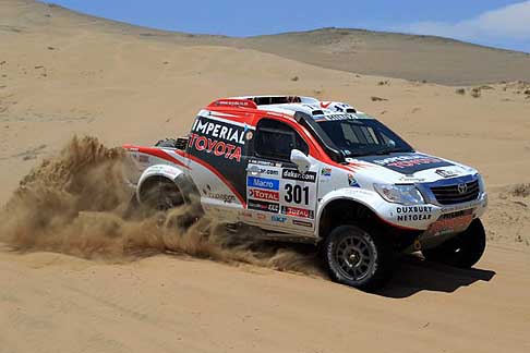 Dakar 2013 - Dakar 12° stage driver Giniel De Villiers su pick-up Toyota width=
