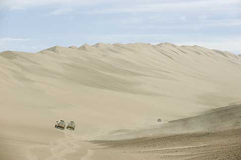 Dune di sabbia - Dakar 2012 Arequipa – Nazca in Perù con un circuito a forma di un drago disegnato nella sabbia width=