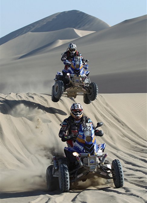 Yamaha - Dakar 2012 i fratelli Patronelli argentini in un'immagine spettacolare con Alejandro e Marcos sulo stesso veicolo Yamaha Raptor 700 width=