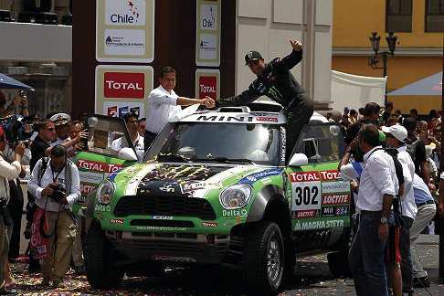 Mini Racing - Dakar 2012 vincitore Stephane Peterhansel su Mini All4 Racing green car width=