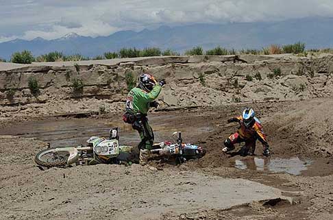Dakar 2013 - Dakar 2013 074 Martinez Paco su Kawasaki e la moto 114 di Amengual Martin nel fango width=