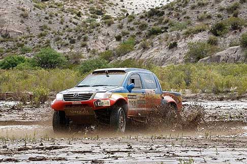 Dakar 2013 - Dakar 2013 vicolo n.352 del pilota Coffaro Nunzio e co-pilota Meneses Daniel pick-up Toyota width=