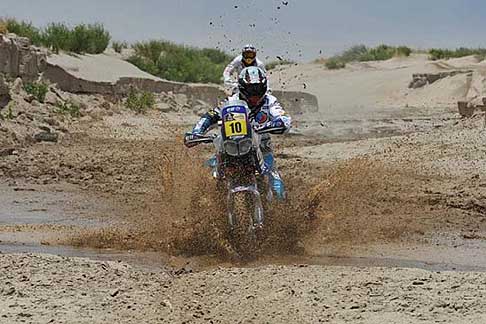 Dakar 2013 - Dakar 2013 il leader della classifica provvisoria Casteu David su Yamaha del Team Casteu Adventure width=