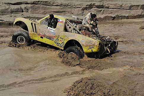 Dakar 2013 - Dakar 2013 Mastromatreo Victor e il co-driver Aliaga Americo con il pick-up Chevrolet bloccati nel fango width=