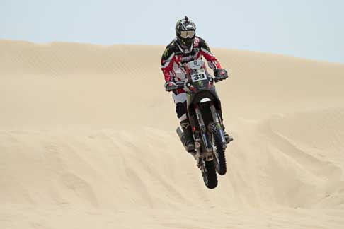Dakar 2013 - Dakar 2013 spettacolare salto sulle dune di Matt Fish su moto Husqvarna giunto terzo nella II tappa width=