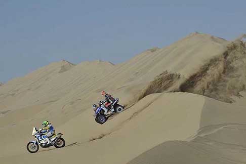 Dakar 2013 - Dakar 2013 per la III tappa Pisco Nazca, moto e quad sulle dune sabbiose width=