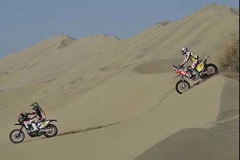 Dakar 2013 - Dakar 2013 moto Honda HM CRF 450 X AR 12 Evo biker Gerard Farres Guell e moto Huqsvarna TT 449 RR Matt Fish width=