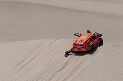 Dakar 2013 - Dakar 2013 Hummer H3 di Robby Gordon in panne nelle dune sabbiose width=