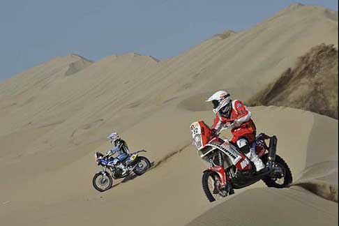 Dakar 2013 - Dakar 2013 moto KTM 450 Rally Repplica con Felipe Rios e la moto Yamaha 450 YZF biker Michael Metge width=