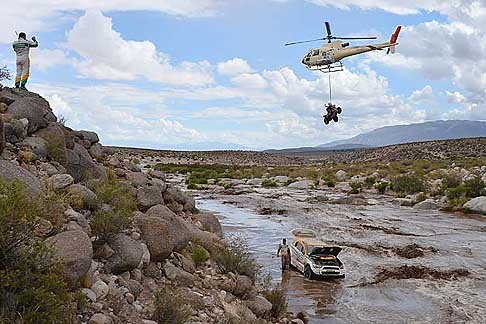 Dakar 2013 - Dakar 2013 piogge torrenziali nella 8^ tappa con i vicolli bloccati nel fango e soccorsi con eliccottero width=