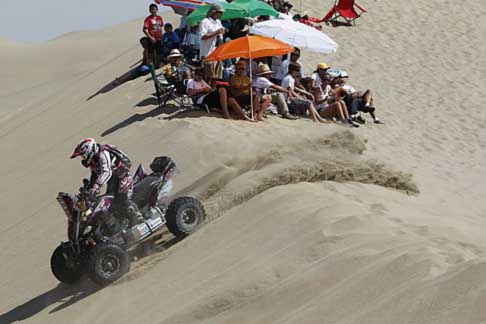 IVTappa Dakar - Dakar 2013 IV tappa - quad che affronta le dune del deserto width=