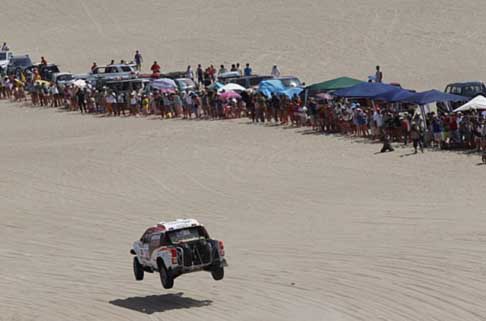 Dakar 2013 - Dakar 2013 spettacolare pick-up in volo width=