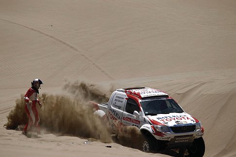 Toyota - Dakar stage 12 - il driver De Villiers Giniel e Co-driver Van Zitzewitz Dirk su rally cars Toyota Pickup Hilux width=