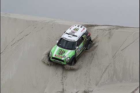 Dakar 2013 - Dakar 2013 11° stage La Rioja - Fiambalá driver Stephane Peterhansel su Mini All4 Racing leader della classifica generale width=