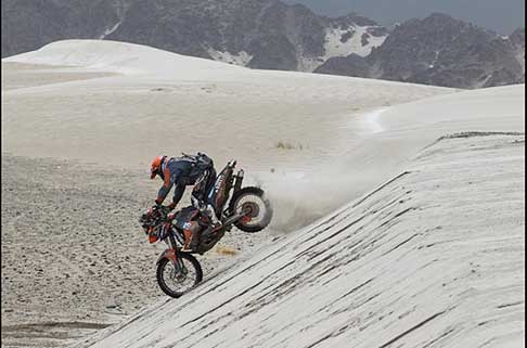 Dakar 2013 - Dakar 2013 11° stage La Rioja - Fiambalá moto KTM con atterragio della ruota anteriore sulle done di sabbia width=