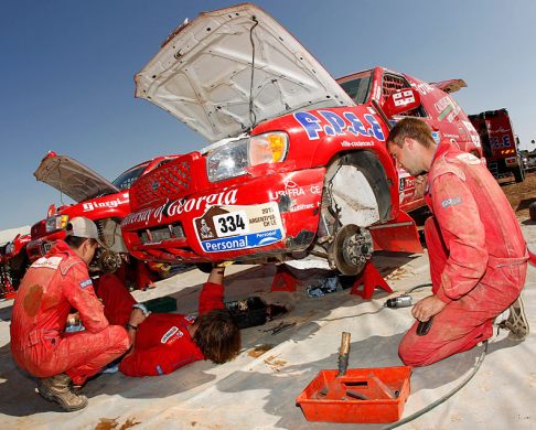 Dakar 2011 - Nissan Pathfinder preparativi per la 7^ tappa della Dakar 2011 - photo credit DPPI width=