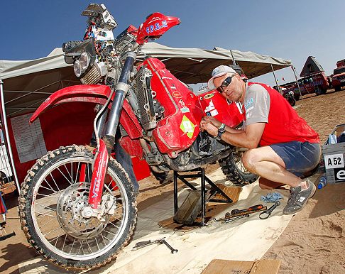 Dakar 2011 - Sistemazione della Moto per la 7^ tappa della Dakar Argentila Cile 2011 width=