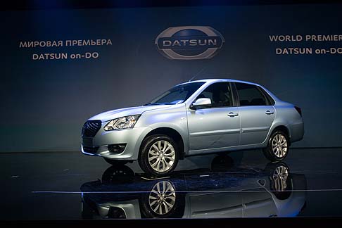 Datsun - I nomi Datsun onDO e Datsun miDO creano un filo conduttore tra la lingua giapponese, inglese e russa: DO è un'espressione di origine giapponese che significa movimento; on è il termine russo per lui, mentre mi, richiama l'inglese me width=