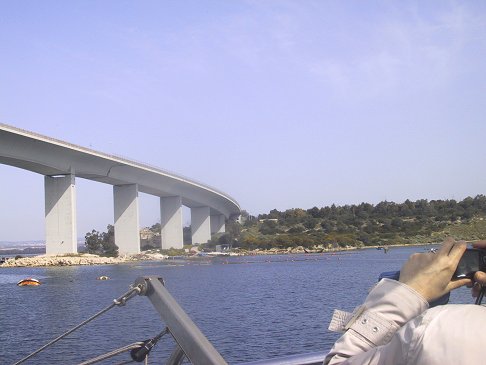Taranto - Disastro ambientale a Taranto: 15 tonnellate di carburante si sono riversate in mare coinvolgendo una superficie di 800 m<sup>2</sup> width=