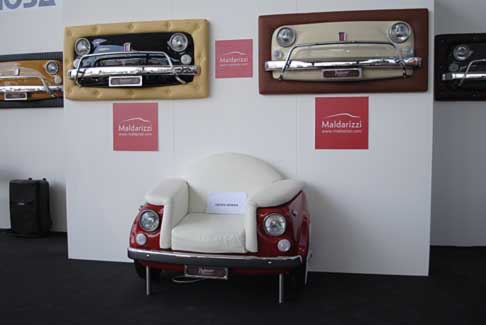 Fiera del Levante - Esclusivo Divanetto in pelle e quadro con il musetto della mitica Fiat 500 alla Fiera del Levante width=