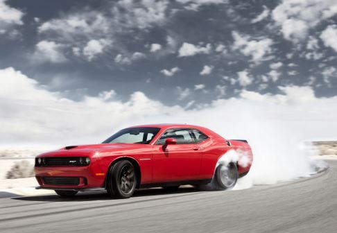 Dodge - Nuova Dodge Chellenger SRT del 2015, con un motore da 6.2 litri HEMI Hellcat sovralimentato, produce 707 CV vapore width=