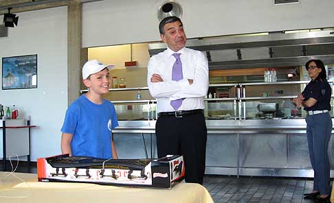 Gli Eco viaggi di GulliCAR - Domenico vincitore del premio è stata premiato con lo skateboard width=