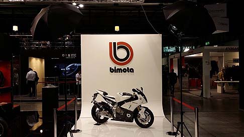 Bimota - L’area espositiva, disegnata dallo Studio Miklavc, si è distinta per eleganza e ricercatezza, un ambente ideale dove esporre i modelli della gamma. Tra le premiere spicca indiscutibilmente la BB3 presentata in colorazione bianco/nera width=