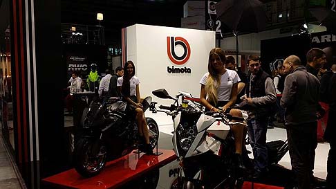 Bimota - Altrettanto unica e distintiva la DB8 rivestita in carbonio opaco, presentata con un nuovo forcellone e con tutti i particolari meccanici anodizzati. Presente anche la Tesi 3D Naked con una veste grafica inedita. width=