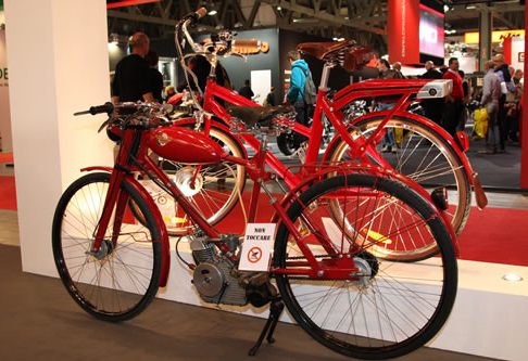 Ducati - Salone Internazionale del ciclo e del motociclo. Modello old-fashion di Ducati moto storica width=