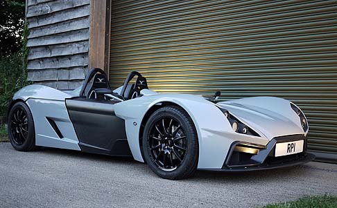 Elemental Motors - La sportiva d’Oltremanica è alimentata da un motore EcoBoost 2,0 litri Ford, messo a punto da AER/Life racing, dalla potenza di 280 CV.  width=