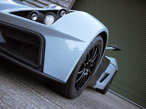 Elemental Motors - Spiccano i sedili racing protetti da roll-bar, il frontale con le ampie griglie di raffreddamento e le fiancate dove emergono i pneumatici Yokohama montati su cerchi in lega da 17 pollici Pro Race. width=