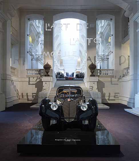 Bugatti - Entrata Museo Auto a Parigi con l´auto storica Bugatti Type 57 Coupé Atlantic del 1938 esposizione esclusiva di Ralph Lauren width=