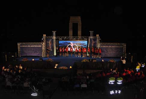 Reggio Calabria - Eqipaggi della regata sul palco dell'Arena dello Stretto a Reggio Calabria width=