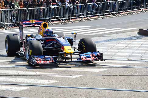 Red Bull - Giro di pista della Red Bull di Mark Webber width=